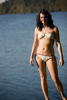 woman in bikini emerges from water Why Confident Guys Get Tongue Tied Around 9s and 10s
