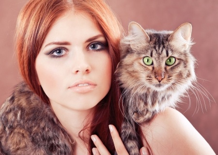 attractive-young-woman-with-kitteh